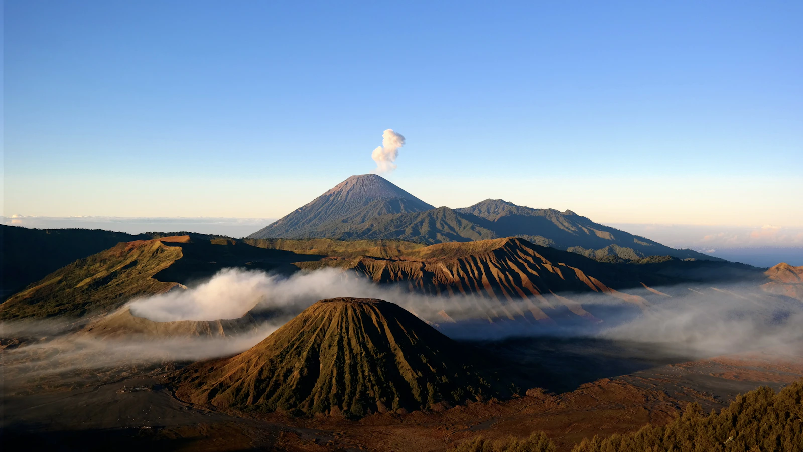 Pemandangan Gunung Bromo saat matahari terbit